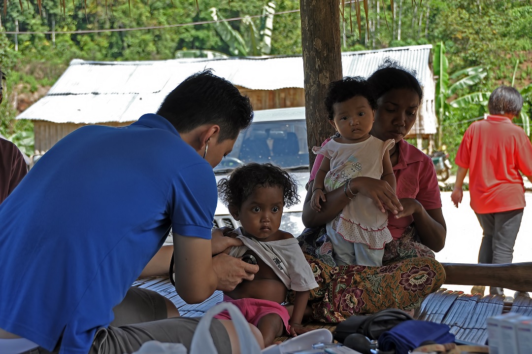 Dr tending to some village children