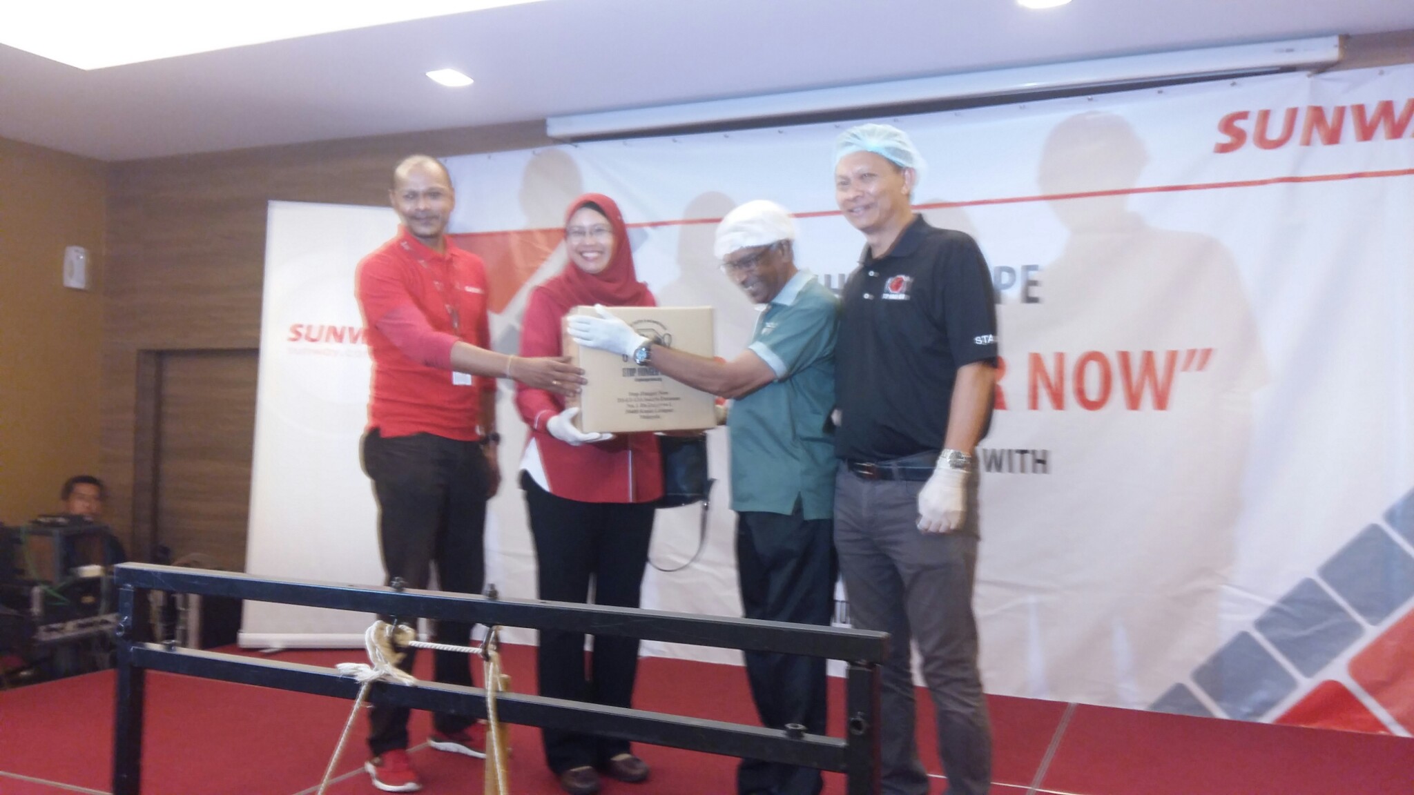 SOA Chairman receiving rice donation from Sunway group