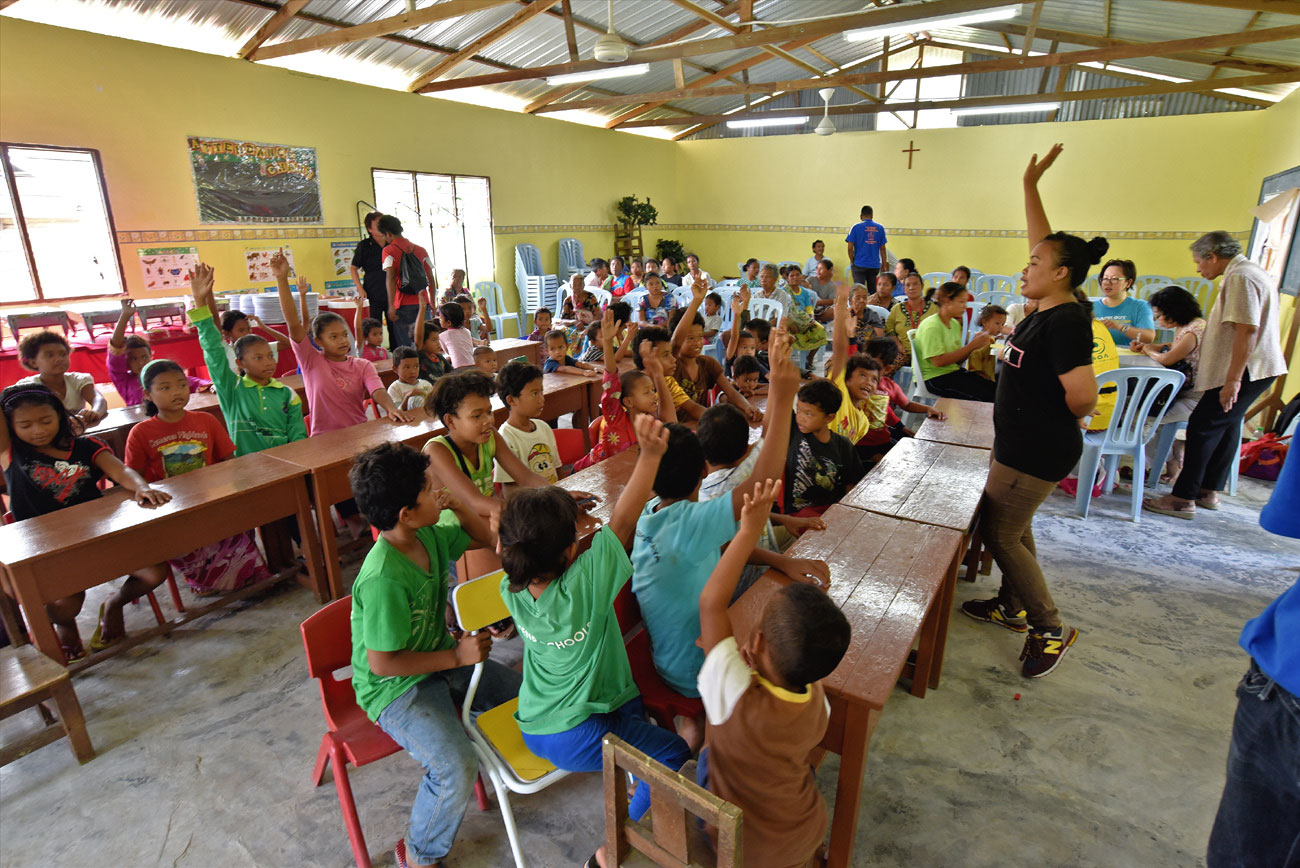 OA trainee teacher Nadiya conducting singing and dancing session