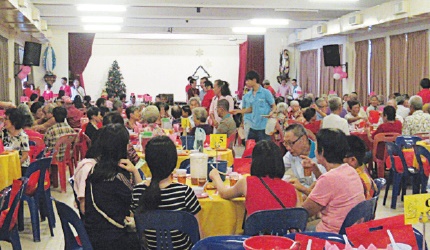 Christmas lunch for the poor by SMC Chinese Evangelisation Group