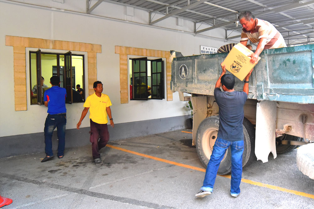 Friends from Kg Sekam helping SOA members to unload fortified rice from lorry