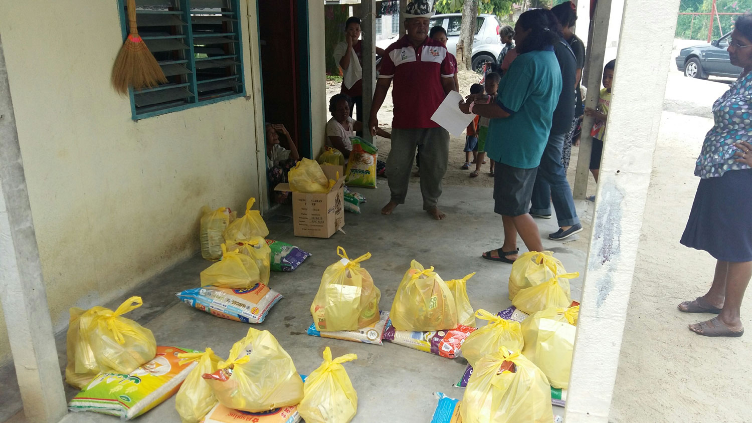 Delivering food aid at Kg Balang