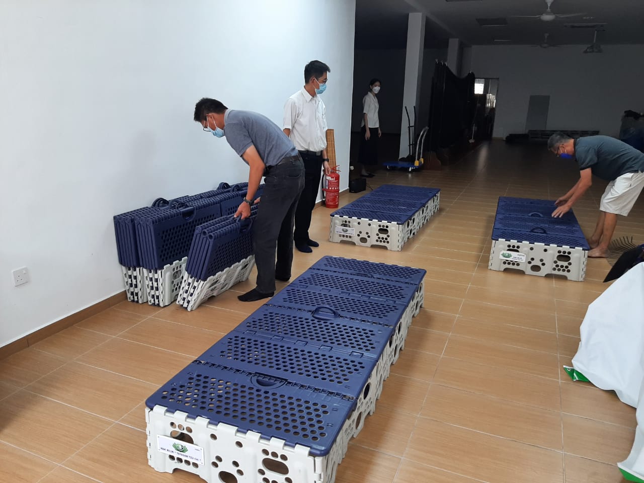 Tzu-Chi group showing SOA members how to install portable bed