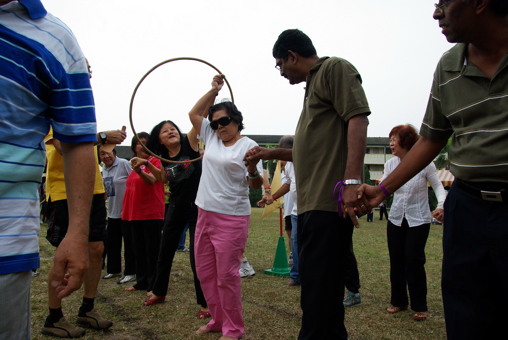Remove the Hoop without breaking the chain