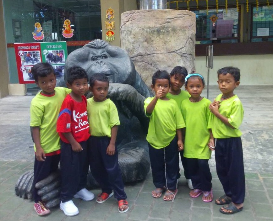 Kg Sinju teacher and children going to Taiping Zoo