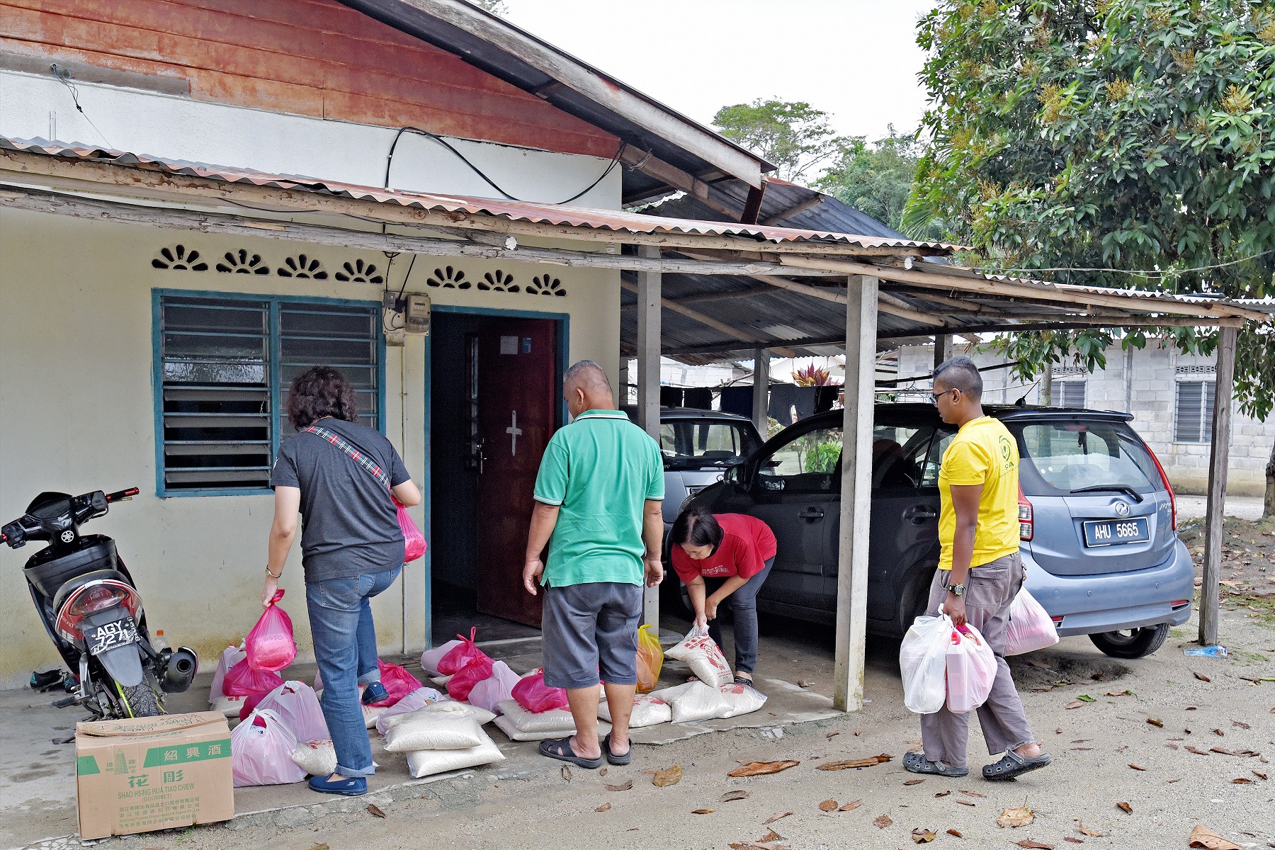 Delivery of food aid to Kg Balang