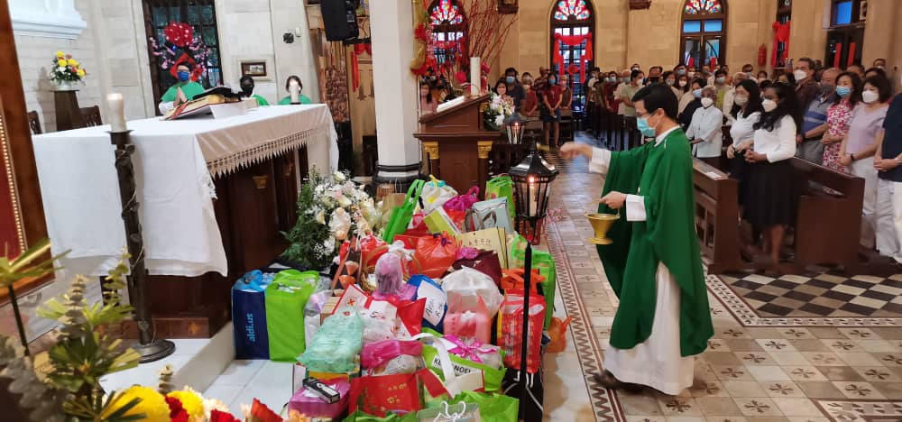 Fr ALiew blessing the candles